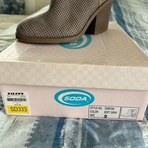 Soda Women's Soft Gray Heeled Boots